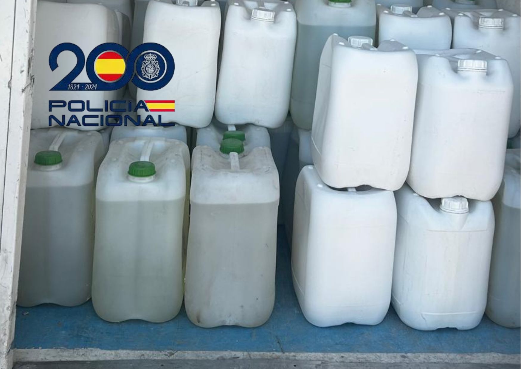 Garrafas de gasolina para los narcos.