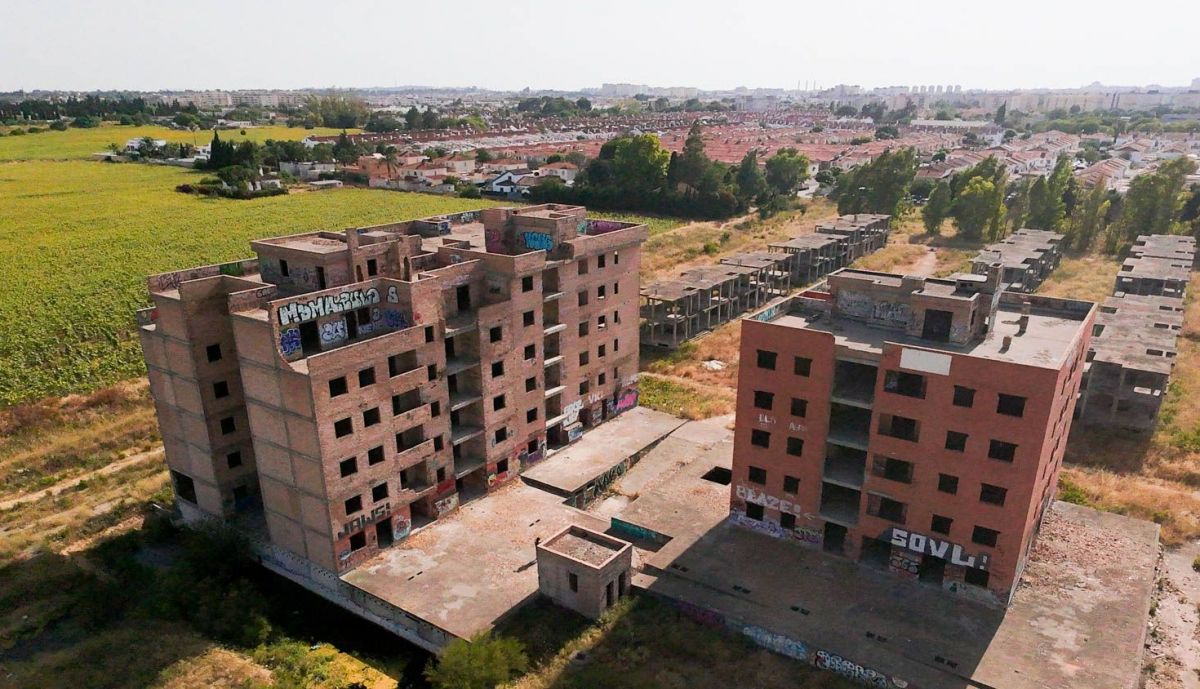 Edificios en la zona de Mirabal, al norte de La Marquesa, una promoción que lanzó Rochdale, se tragó la crisis y ahora busca hacerse realidad.