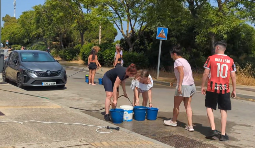 Vecinos, con cubos para ayudar en la extinción del incendio.