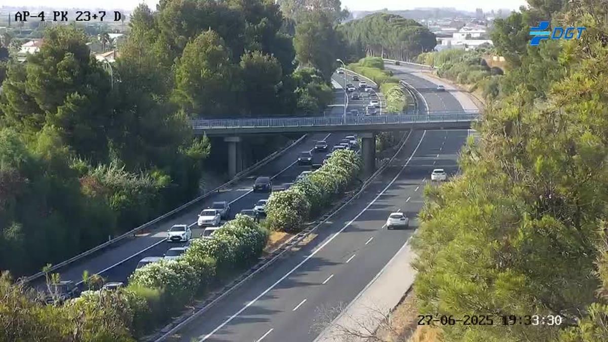 Así están las carreteras este viernes, con un atasco en la autopista dirección Cádiz.