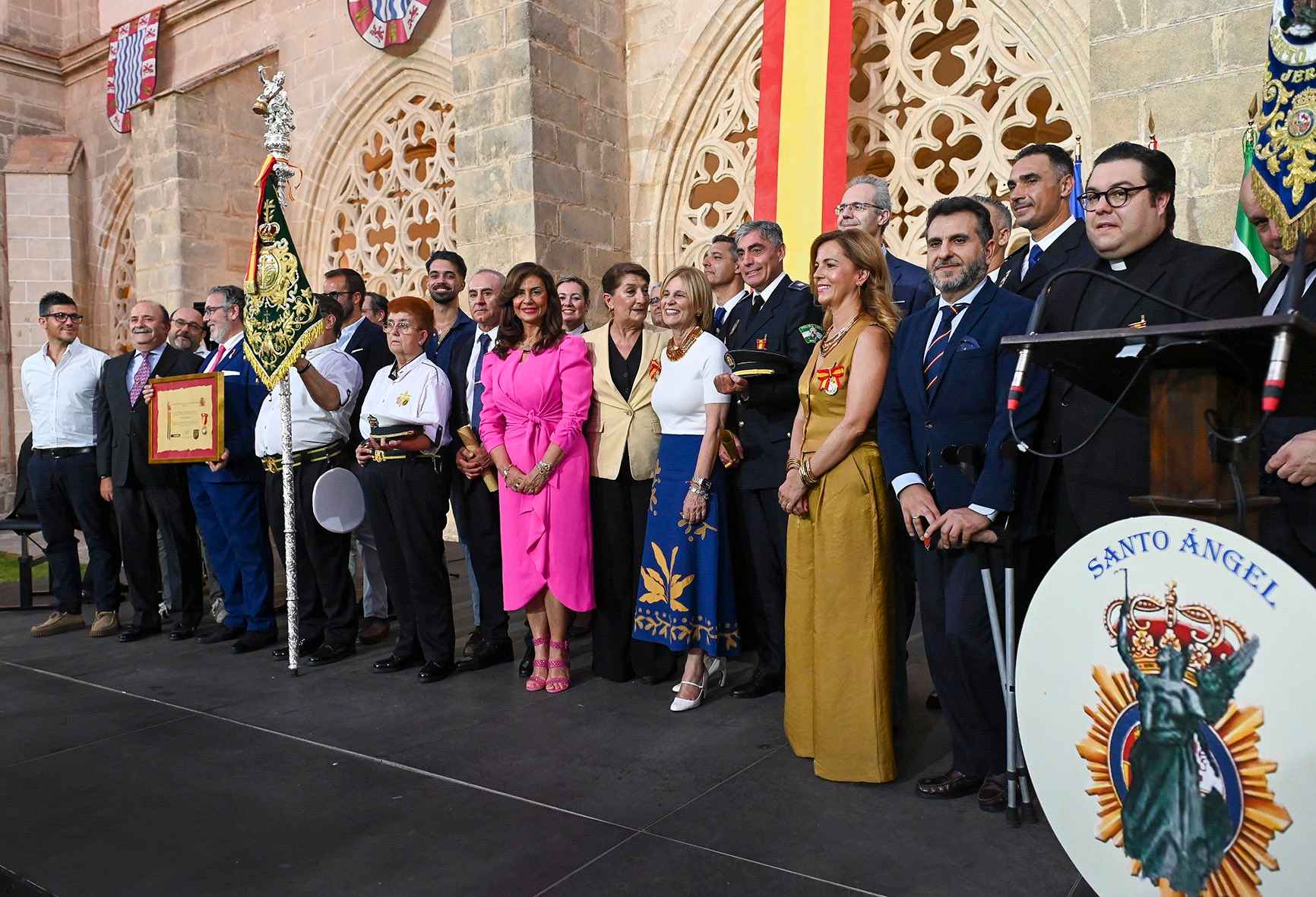 Foto de familia de los distinguidos por la Asociación Santo Ángel. Foto de familia de los distinguidos por la Asociación Santo Ángel.