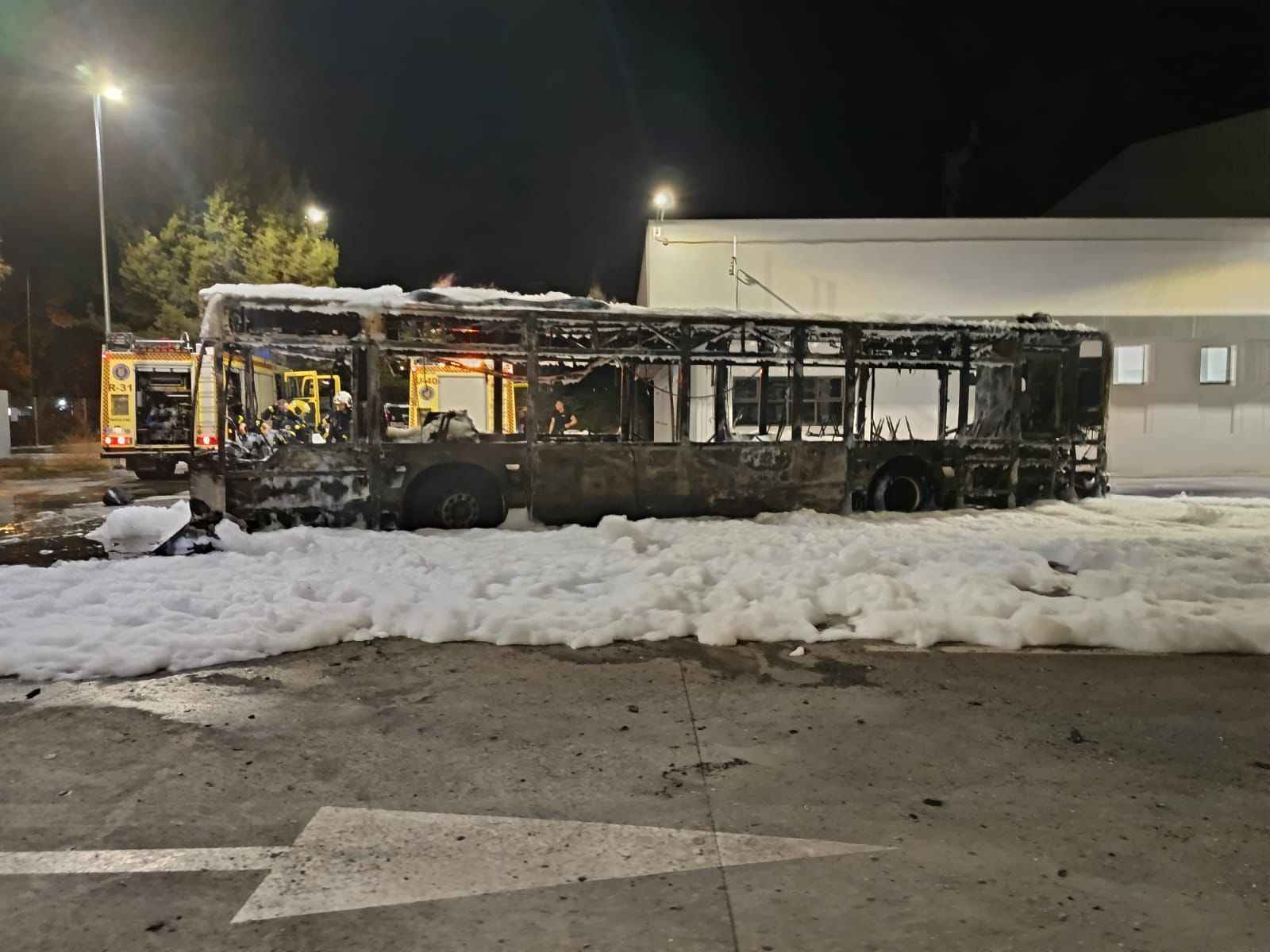 Así ha quedado tras el incendio un autobús urbano de Jerez.