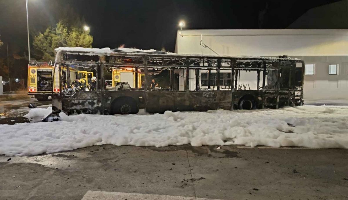 Así ha quedado tras el incendio un autobús urbano de Jerez.