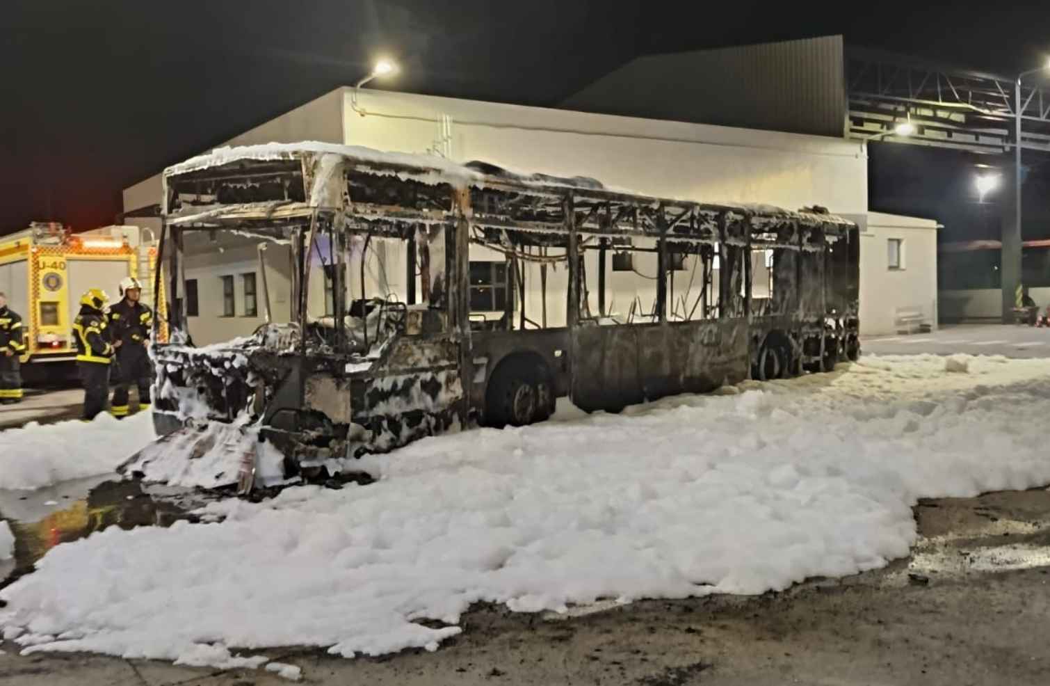 Así quedó el autobús urbano afectado por el incendio.