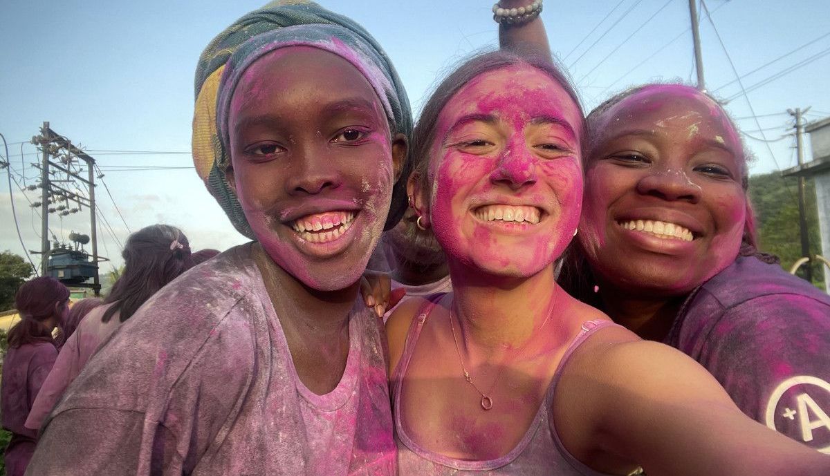 La joven junto a una amiga de Nigeria y otra de Uganda celebrando Ganesh Chaturthi, una de las mayores festividades del país