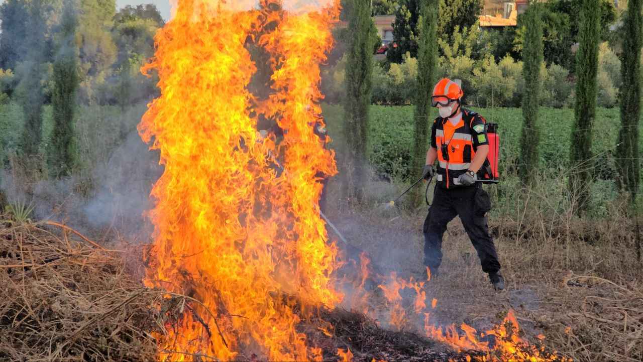 Un técnico de Protección Civil en una imagen de archivo.