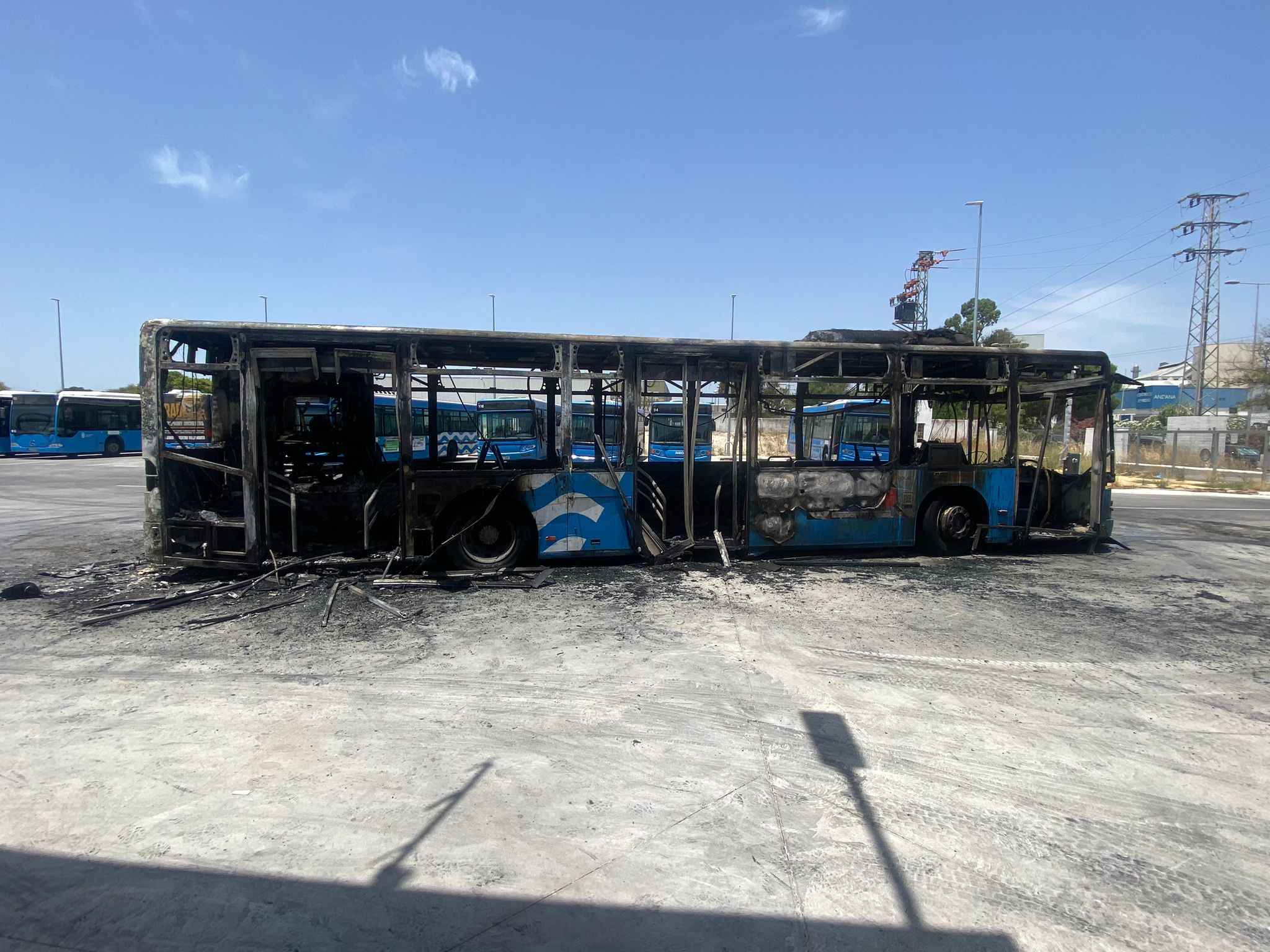 Estado en el que ha quedado el autobús urbano que salió ardiendo la pasada noche en El Portal.