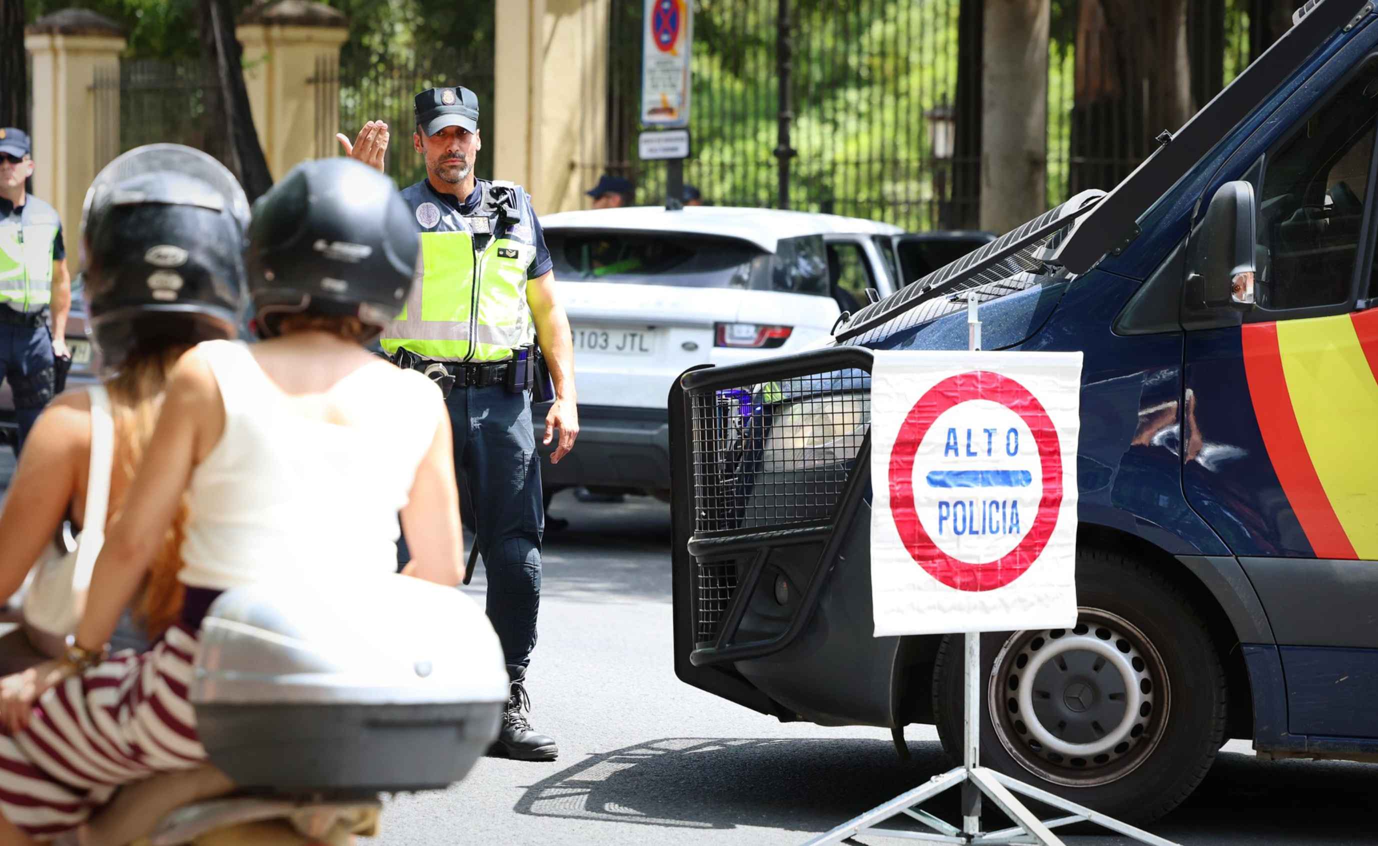Agentes de la Policía Nacional, trabajando en Sevilla de cara a al Cumbre de la Onu.
