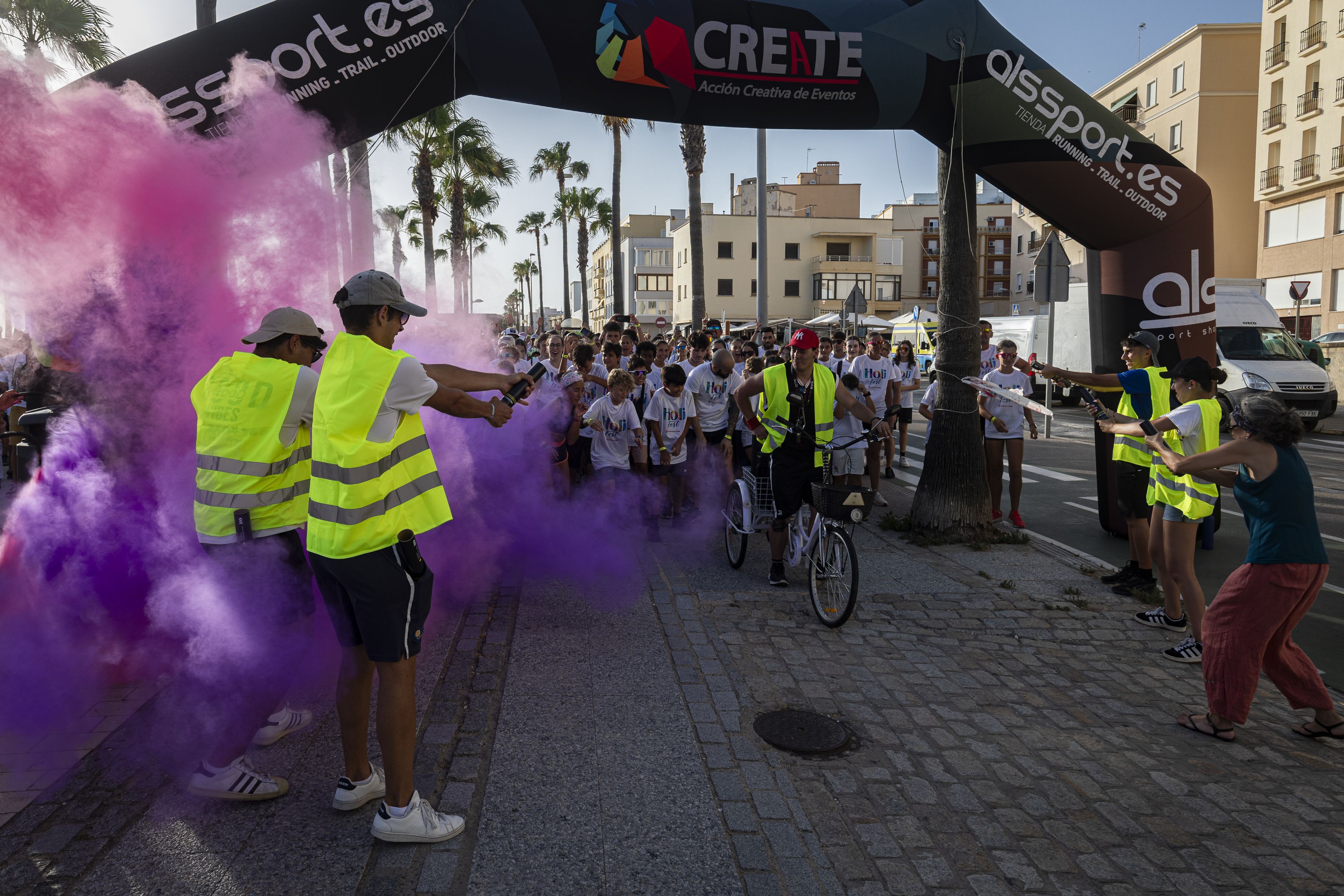 Las divertidas imágenes de la Holi Fest de Cádiz.