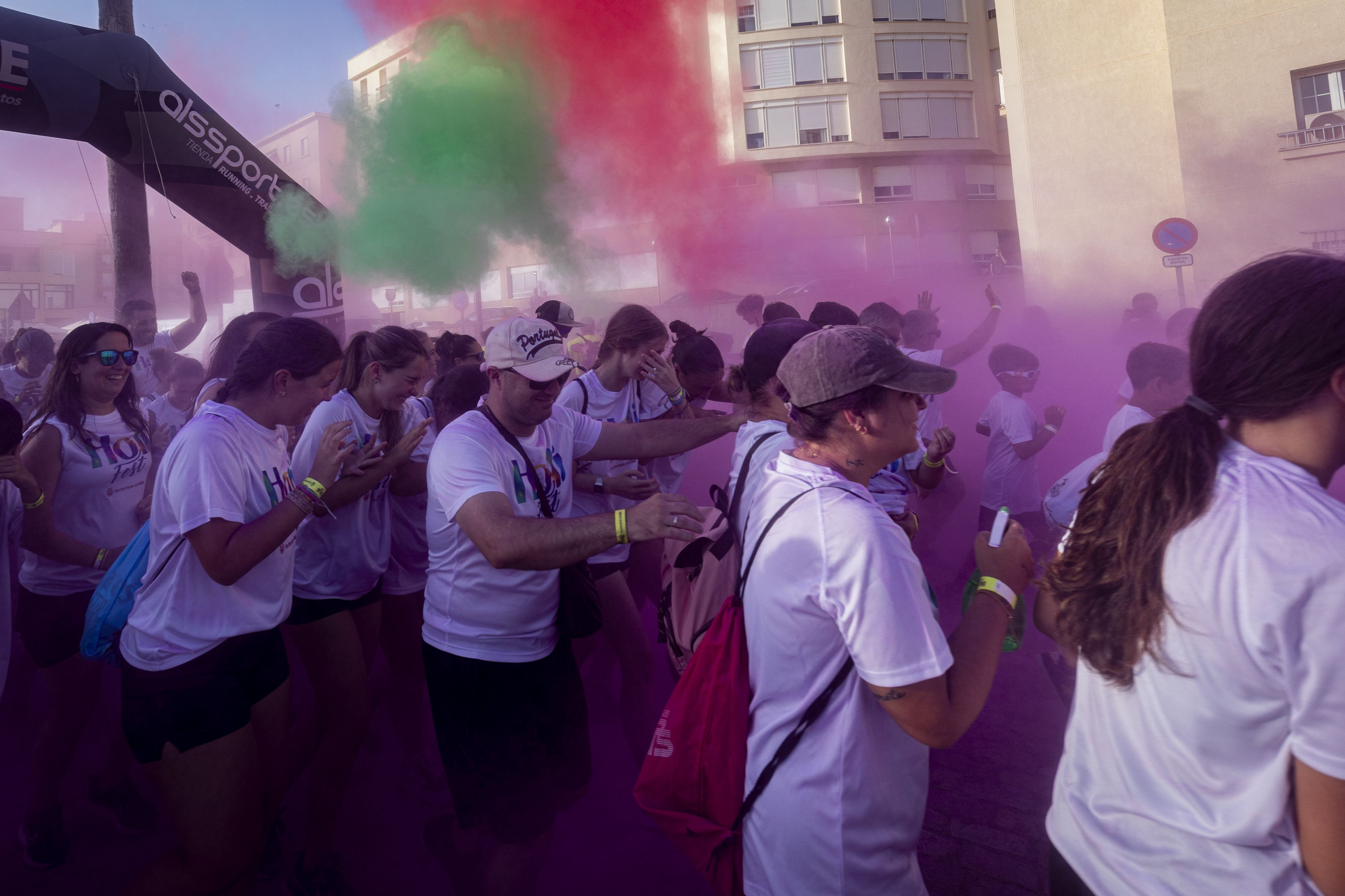 Las divertidas imágenes de la Holi Fest de Cádiz.