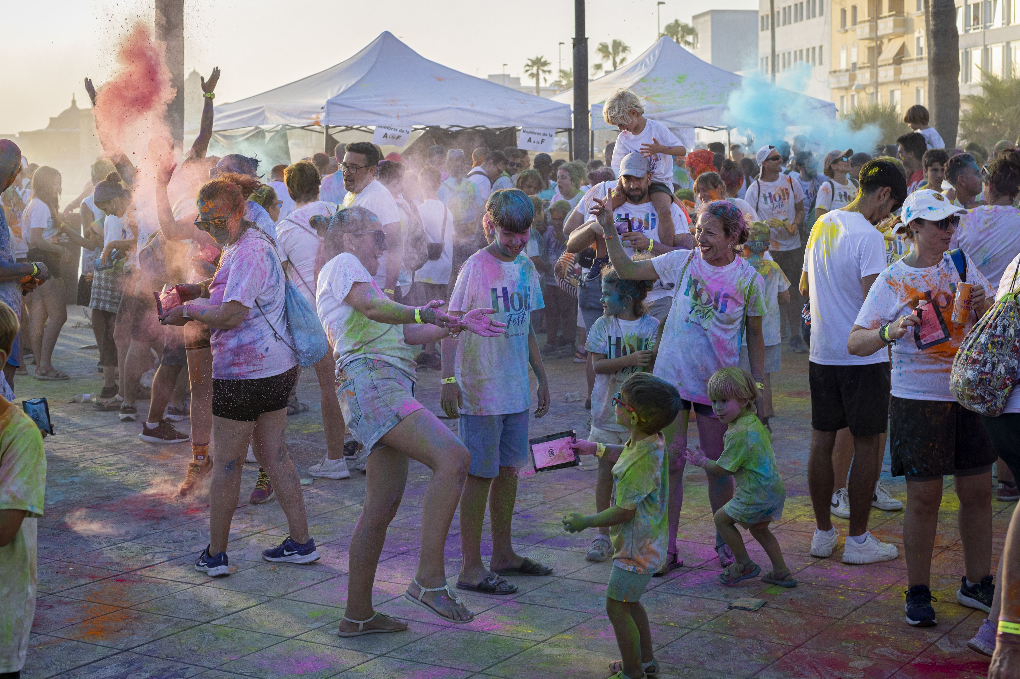 Las divertidas imágenes de la Holi Fest de Cádiz.