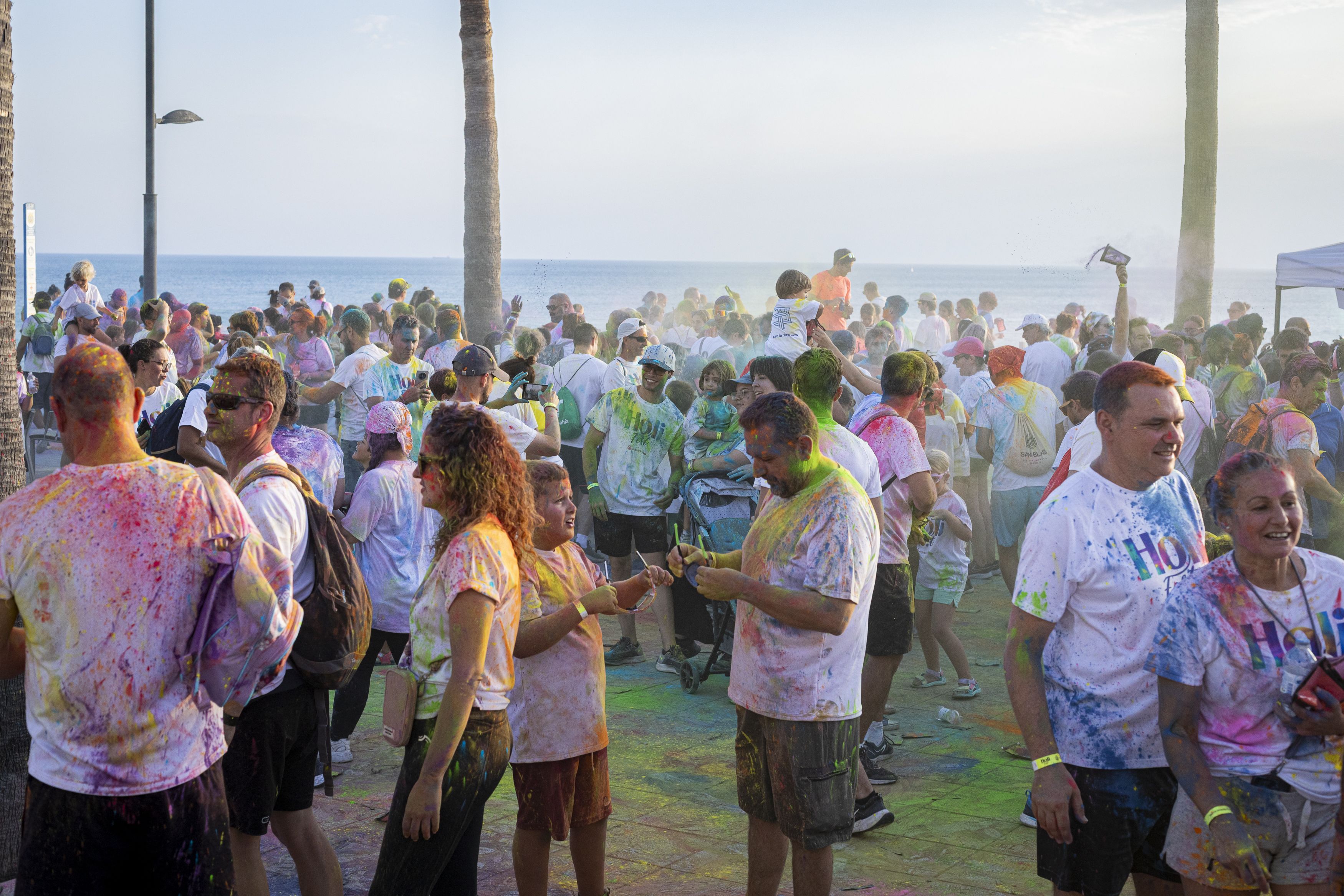 Las divertidas imágenes de la Holi Fest de Cádiz.