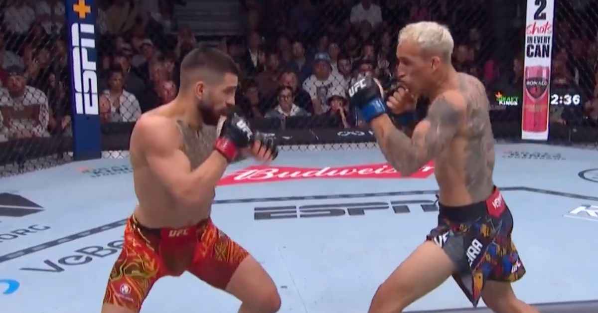 Un momento de la pelea entre Topuria y Oliveira.