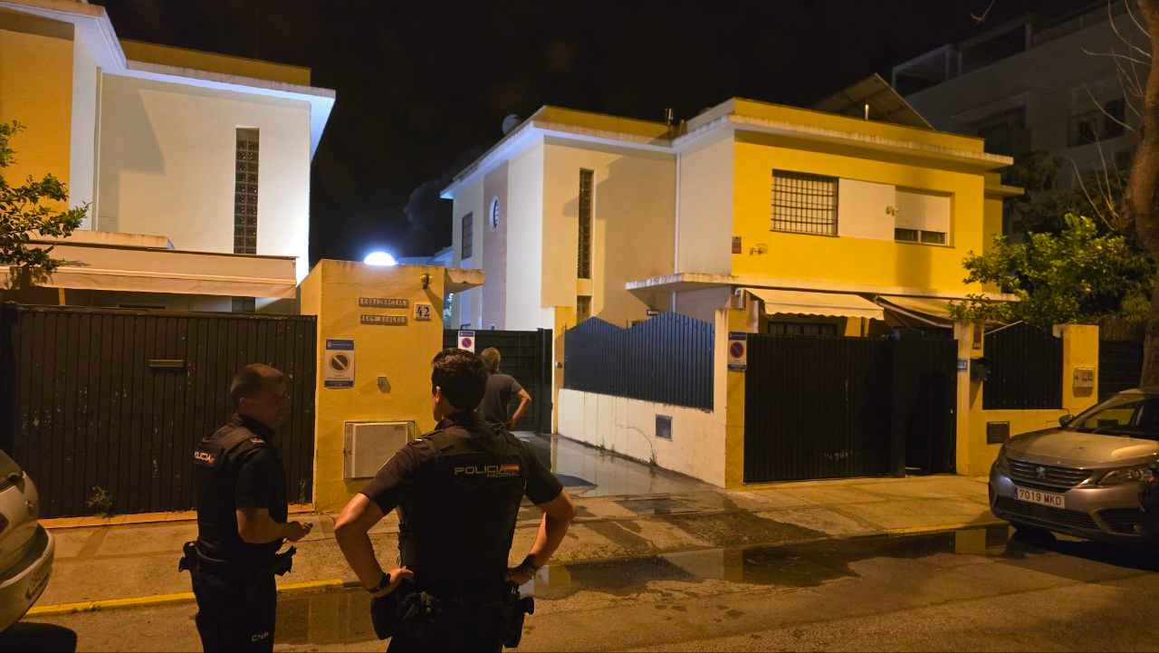 La Policía Nacional, en el exterior del residencial Los Robles.