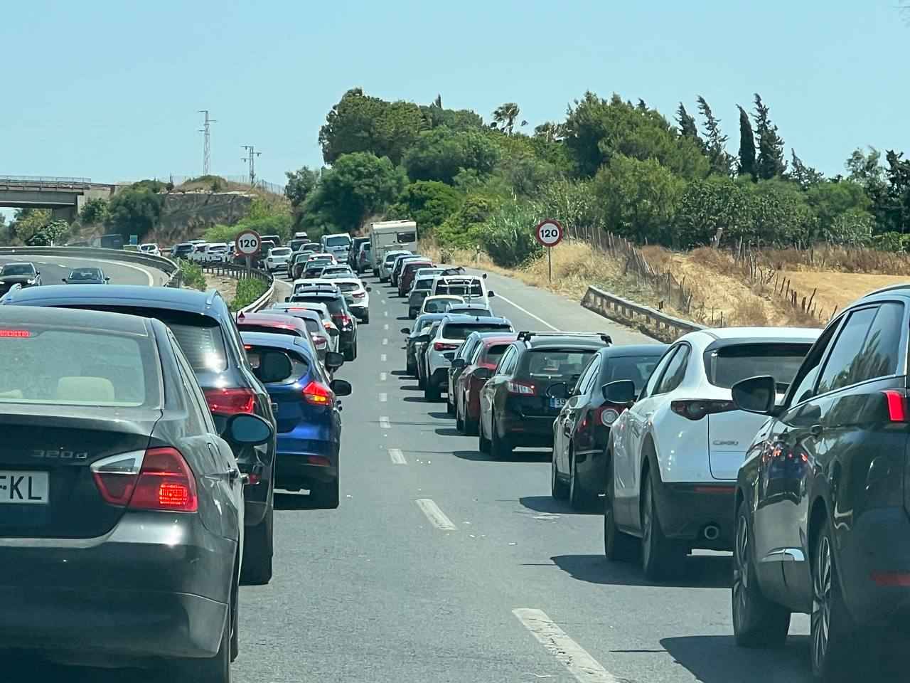 Primeras colas camino de la playa.