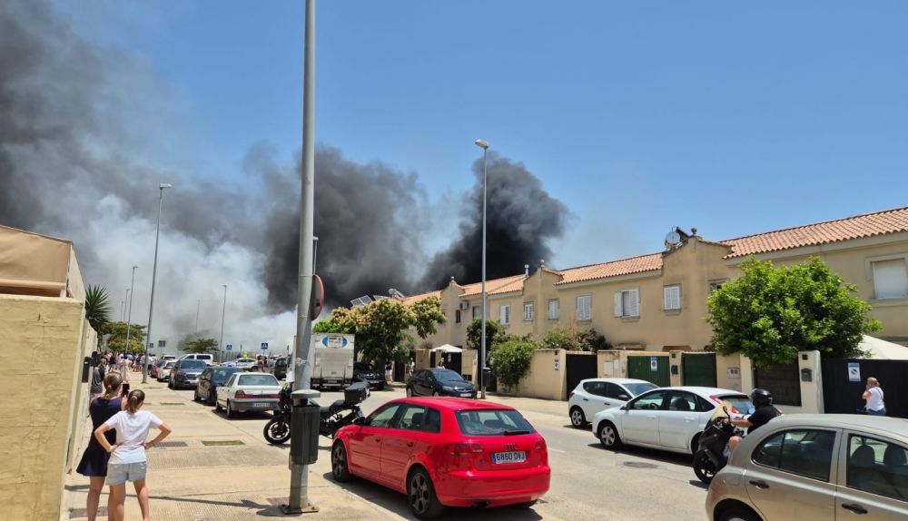 La gran humareda del incendio ha provocado un enorme revuelo entre vecinos de zonas próximas al incendio.