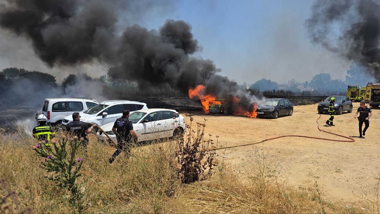 Bomberos, Policía Local y Policía Nacional, trabajando en las labores de extinción del incendio.