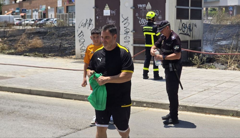 Vecinos, llevando agua a los bomberos y policías.