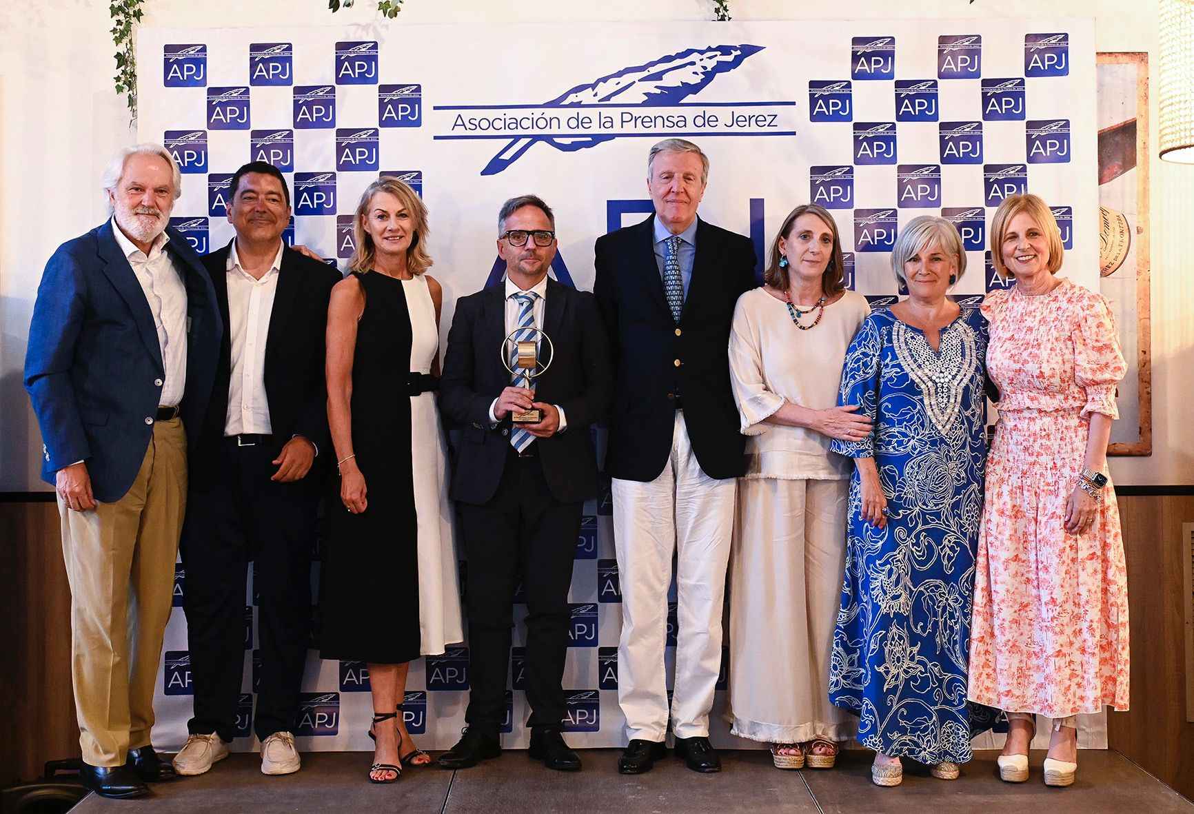 Foto de familia tras la entrega del  entrega el XIII Premio Nacional de Periodismo Juan Andrés García.