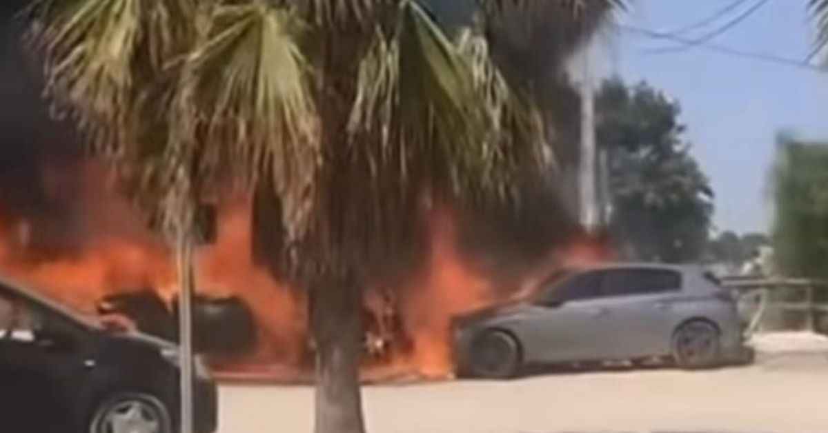 Coches ardiendo en la playa de las Tres Piedras, en Chipiona.