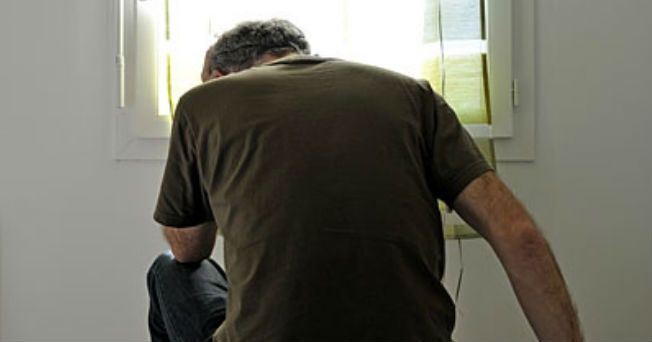 Un hombre triste en una foto de archivo. 