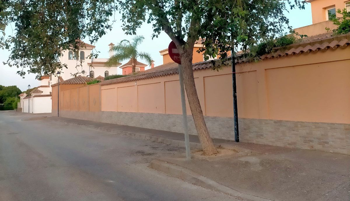 Señal de tráfico tapada en Valdelagrana.