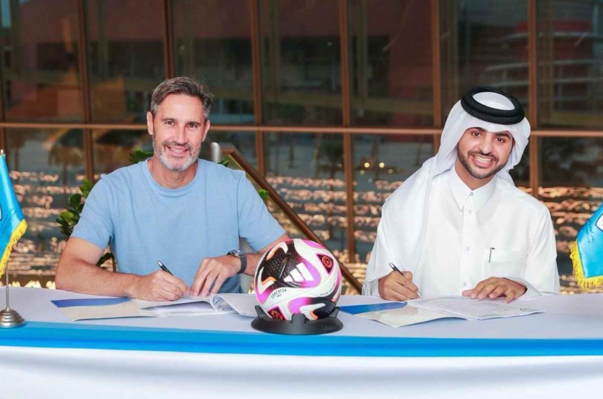 Vicente Moreno, firmando su nuevo contrato.