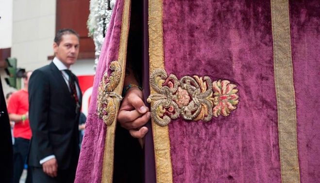 Detalle de los broches de los faldones. 