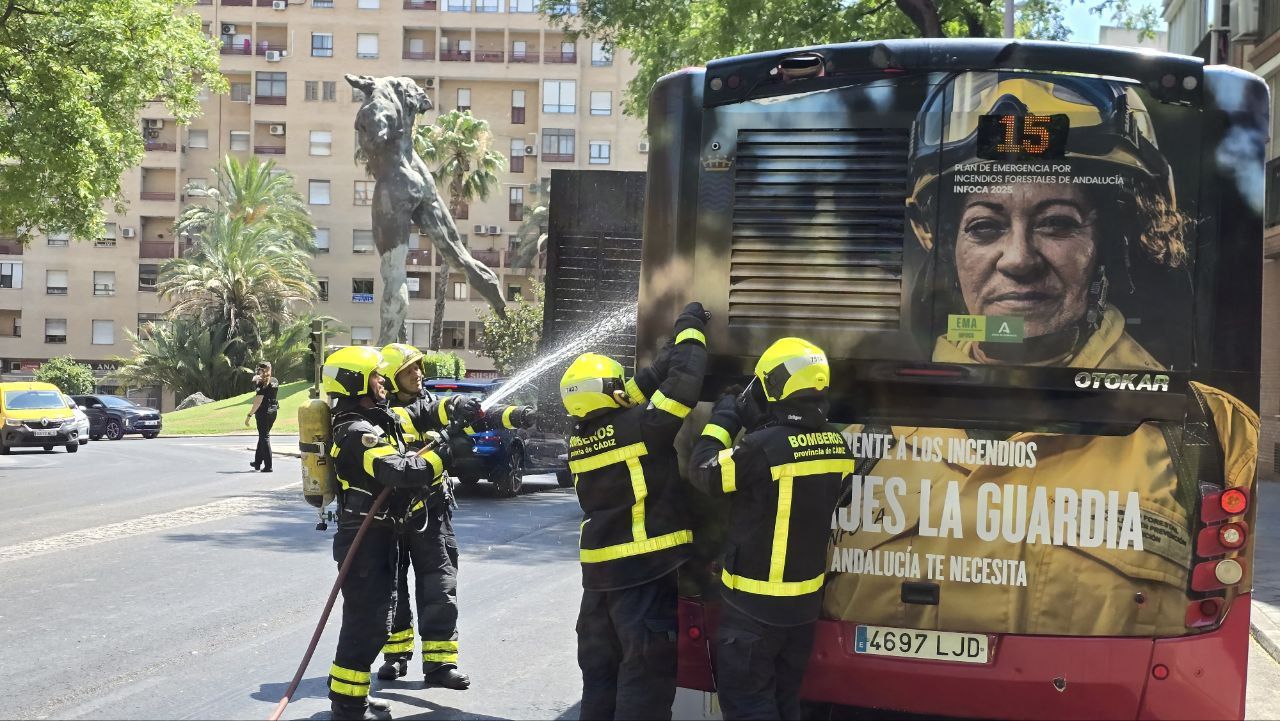 Incendio de un autobús cerca del Minotauro en Jerez.
