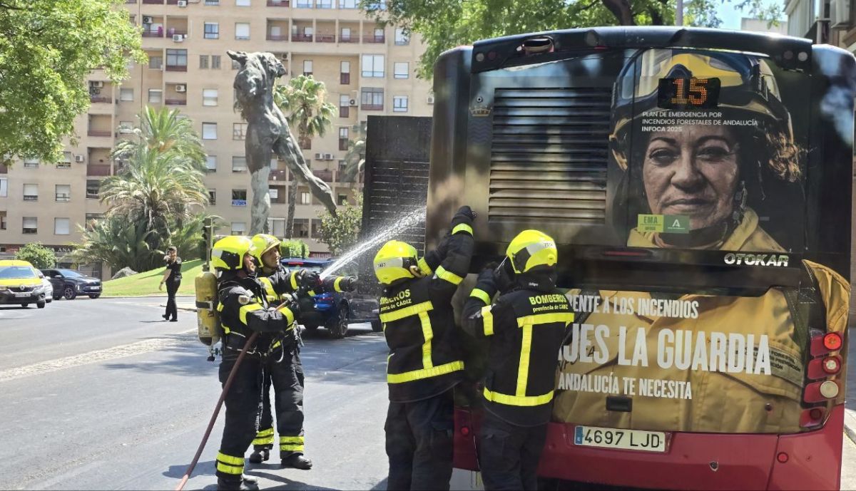 Incendio de un autobús cerca del Minotauro en Jerez.