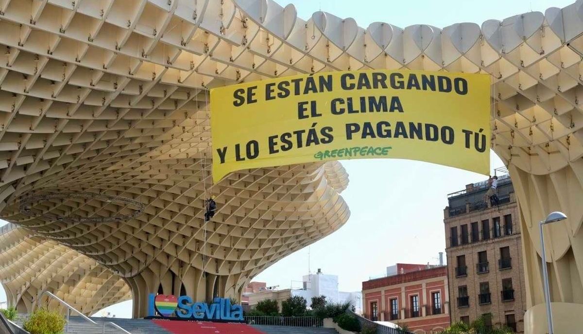 pancarta greenpeace setas sevilla cumbre ONU 1