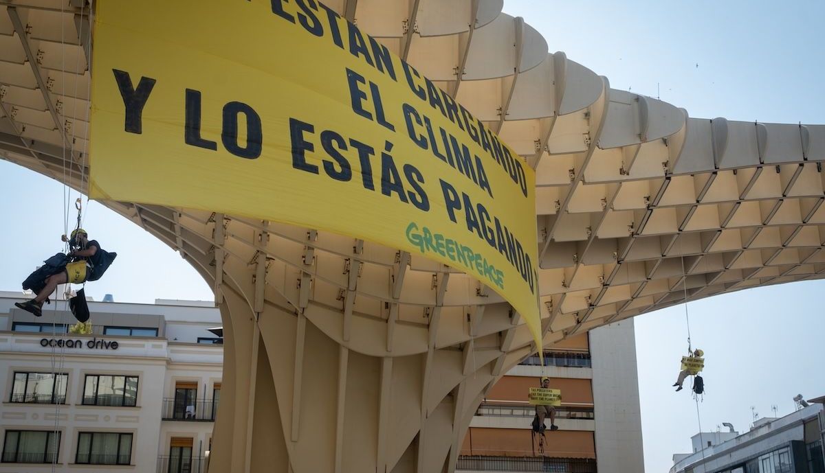 pancarta greenpeace setas sevilla cumbre ONU 2