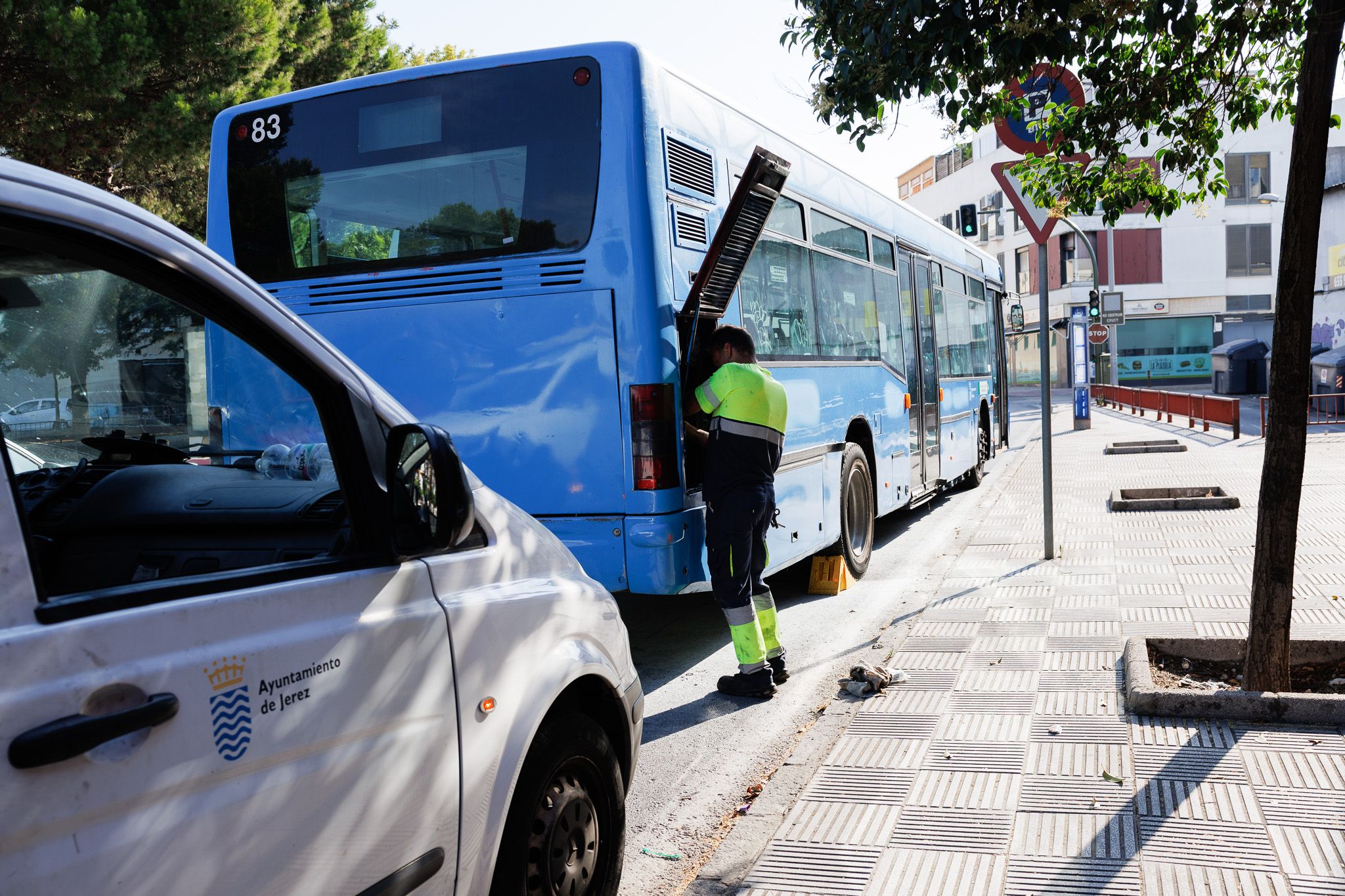 Un mecánico arregla un autobús urbano averiado este lunes en Jerez.
