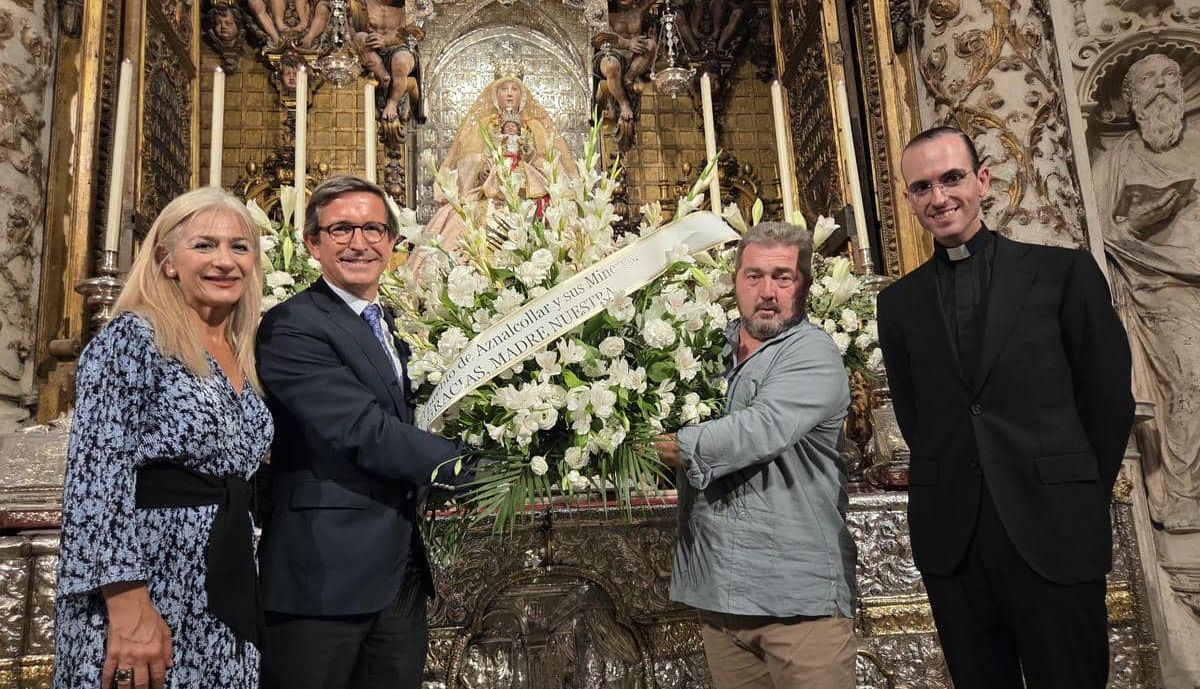 Los consejeros Jorge Paradela y Patricia del Pozo, en la misa, junto al alcalde de Aznalcóllar (IU).
