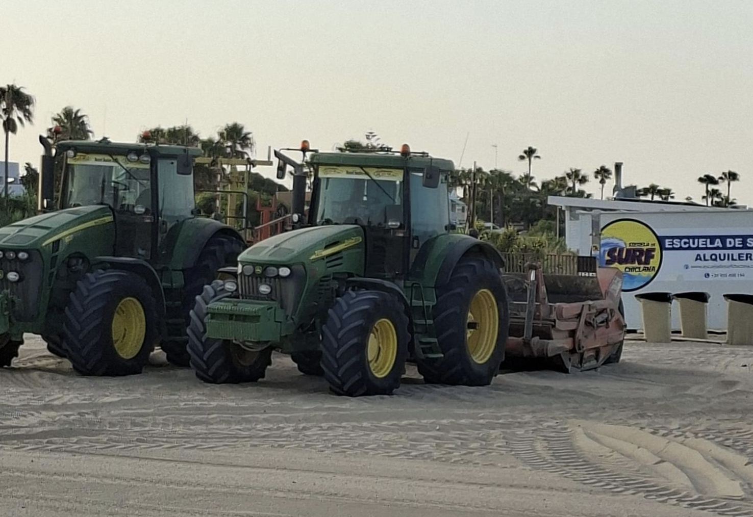 Trabajos de nivelación en La Barrosa, en Chiclana.