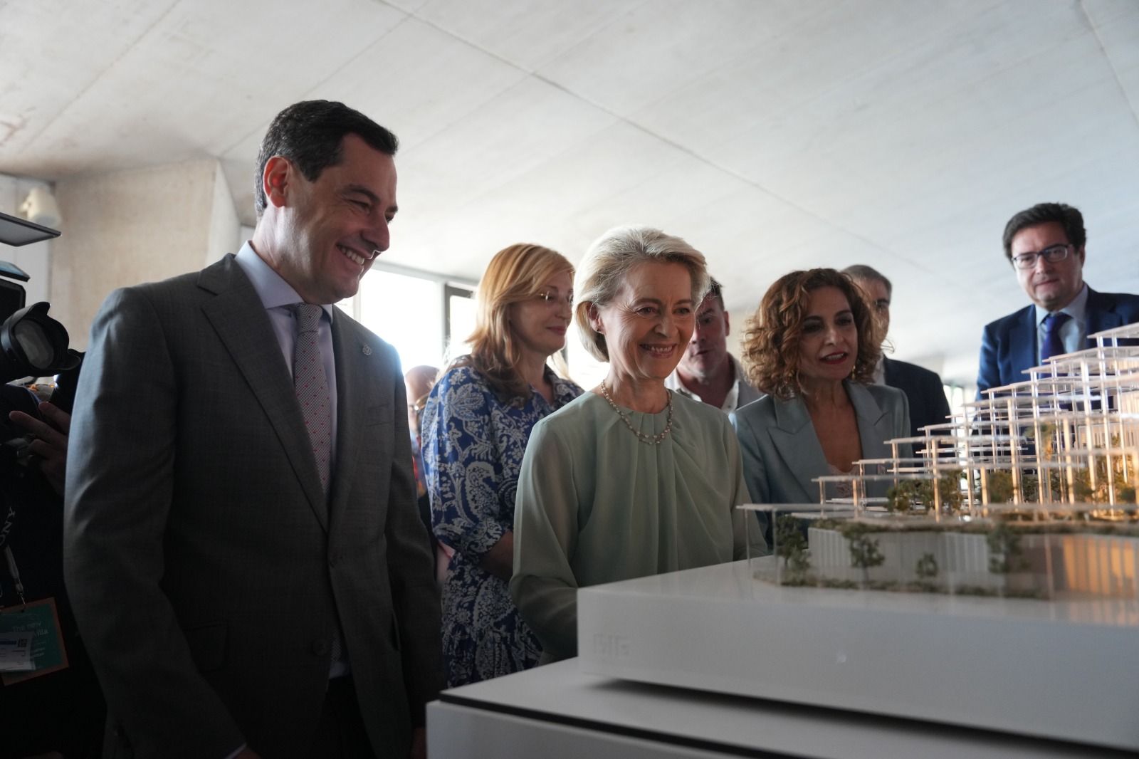 Moreno, con Von der Leyen y la vicepresidenta María Jesús Montero.