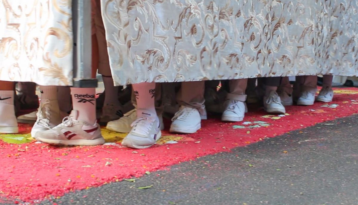 El paso fue portado por costaleros de la hermandad. 