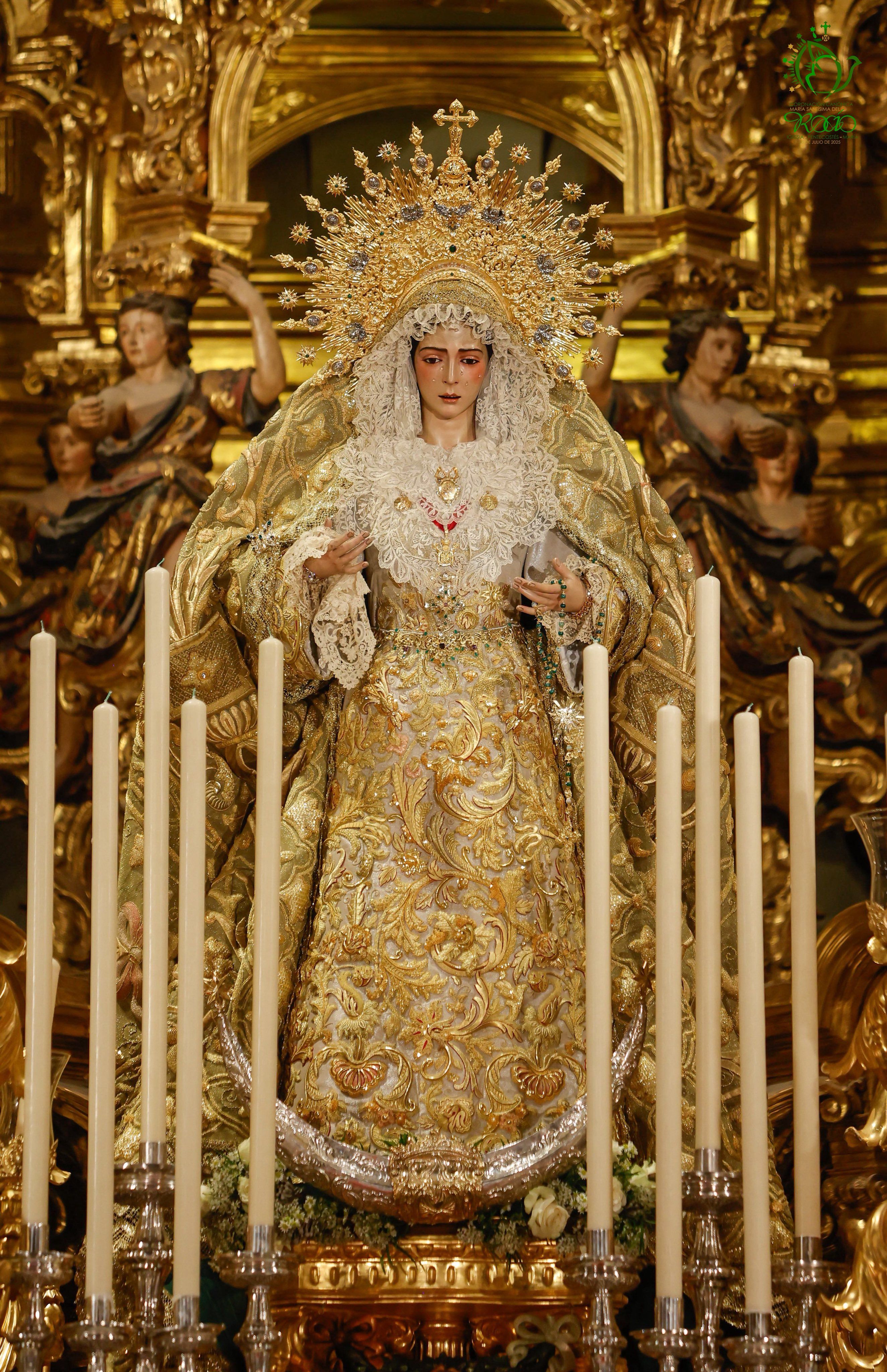 Así luce la Virgen del Rocío para el triduo extraordinario.  Julio Marín 