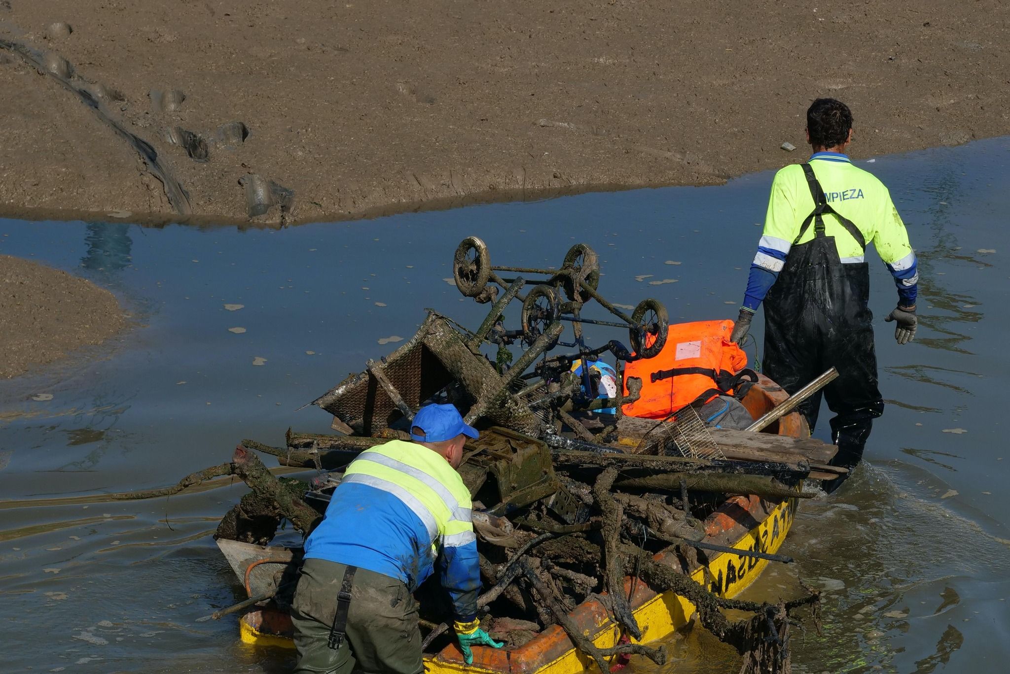 Retiran cerca de cinco toneladas de residuos del río Iro en Chiclana.