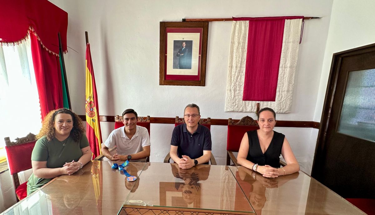 El Ayuntamiento recibe a Pablo Fernández.