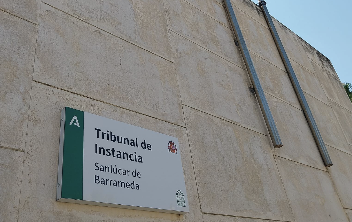 Sede del partido judicial de Sanlúcar con la placa que anuncia su función de Tribunal de Instancia.