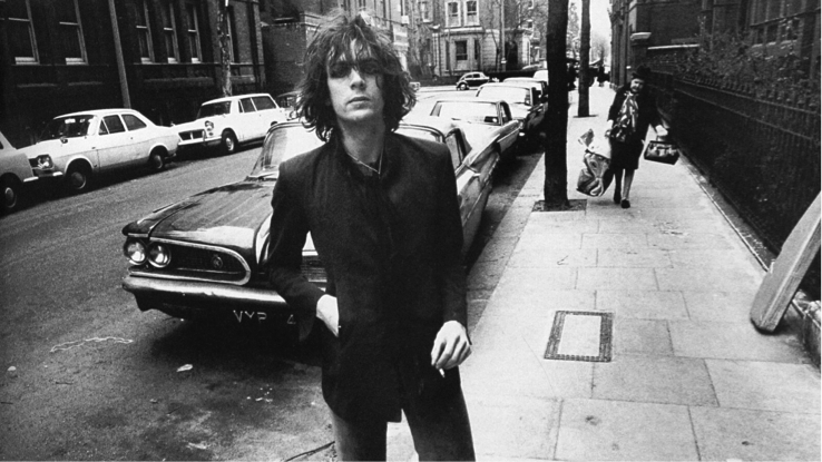 El ilocalizable Syd Barrett durante sus años convulsos, en una calle sin identificar. 
