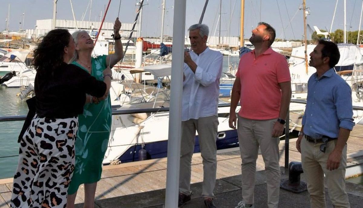 Izado en el puerto de Chipiona.