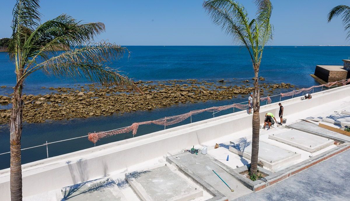 Parte de la terraza de Calachica, el pasado mes de junio durante las obras de reforma. 