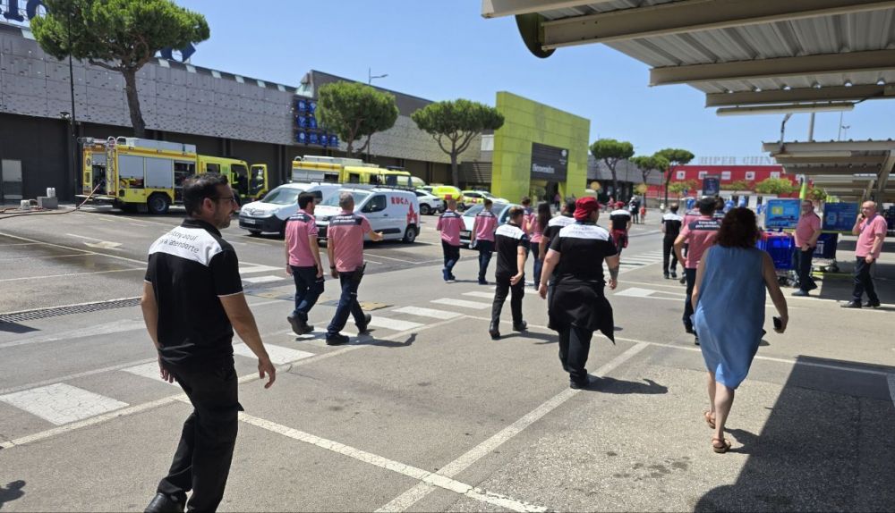 Trabajadores del Carrefour tras la reunión mantenida.