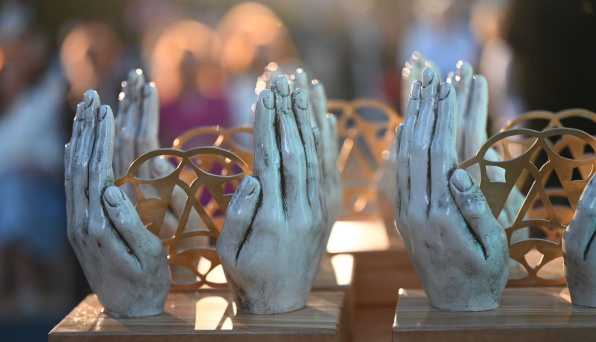 Los premios que recibirán los galardonados.