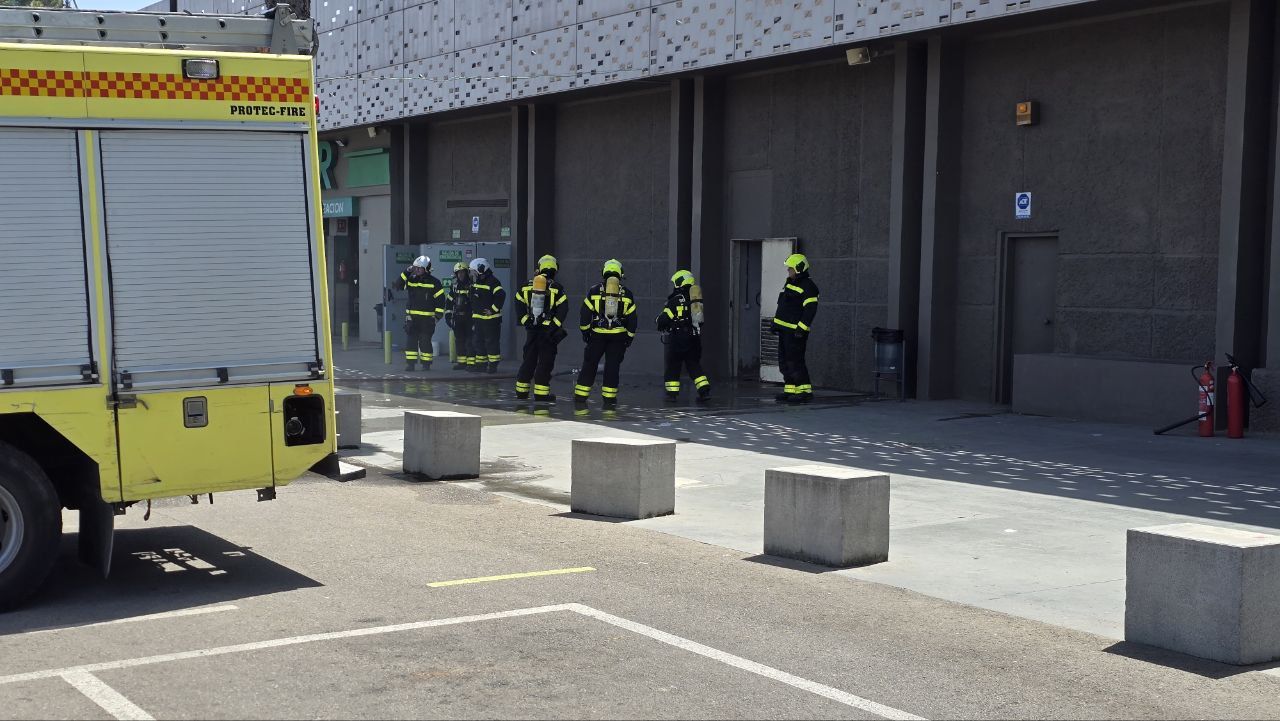 Bomberos interviniendo en el Carrefour.