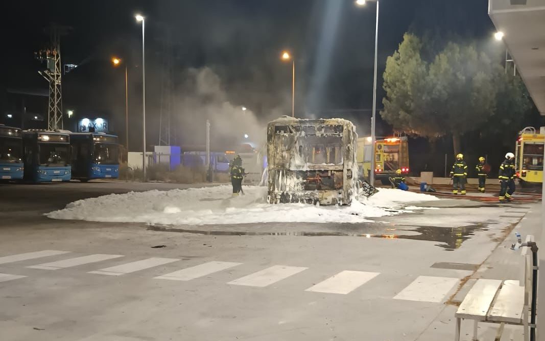 Uno de los autobuses calcinado, en la madrugada del pasado sábado al domingo, en las cocheras de los autobuses de Jerez. Uno de los autobuses calcinado, en la madrugada del pasado sábado al domingo, en las cocheras de los autobuses de Jerez.