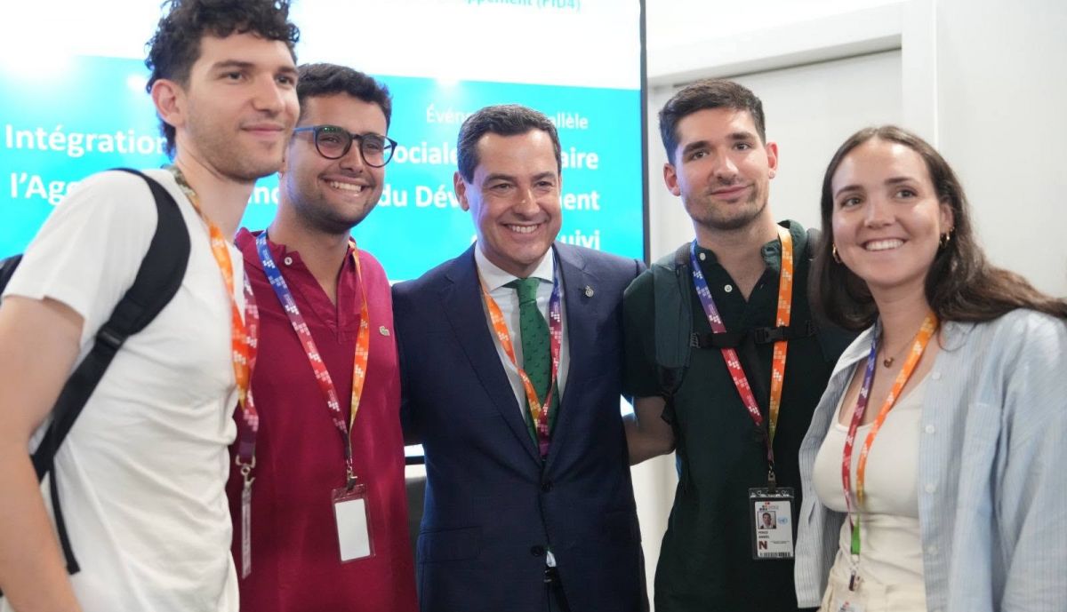 El presidente de la Junta, junto a unos jóvenes