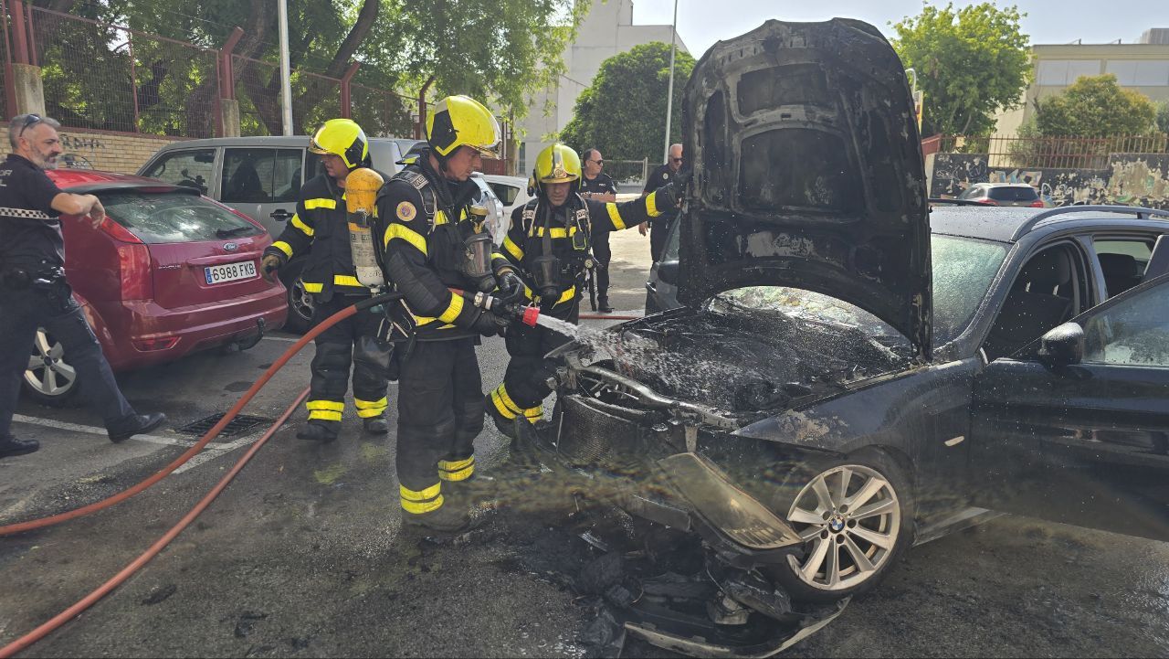 Los bomberos intervienen en el incendio de un coche en Jerez.
